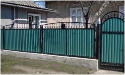 Заборы и ограждения из профнастила 100 фото