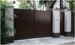 Заборы и ограждения из профнастила 100 фото