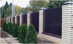 Заборы и ограждения из профнастила 100 фото