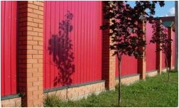 Заборы и ограждения из профнастила 100 фото